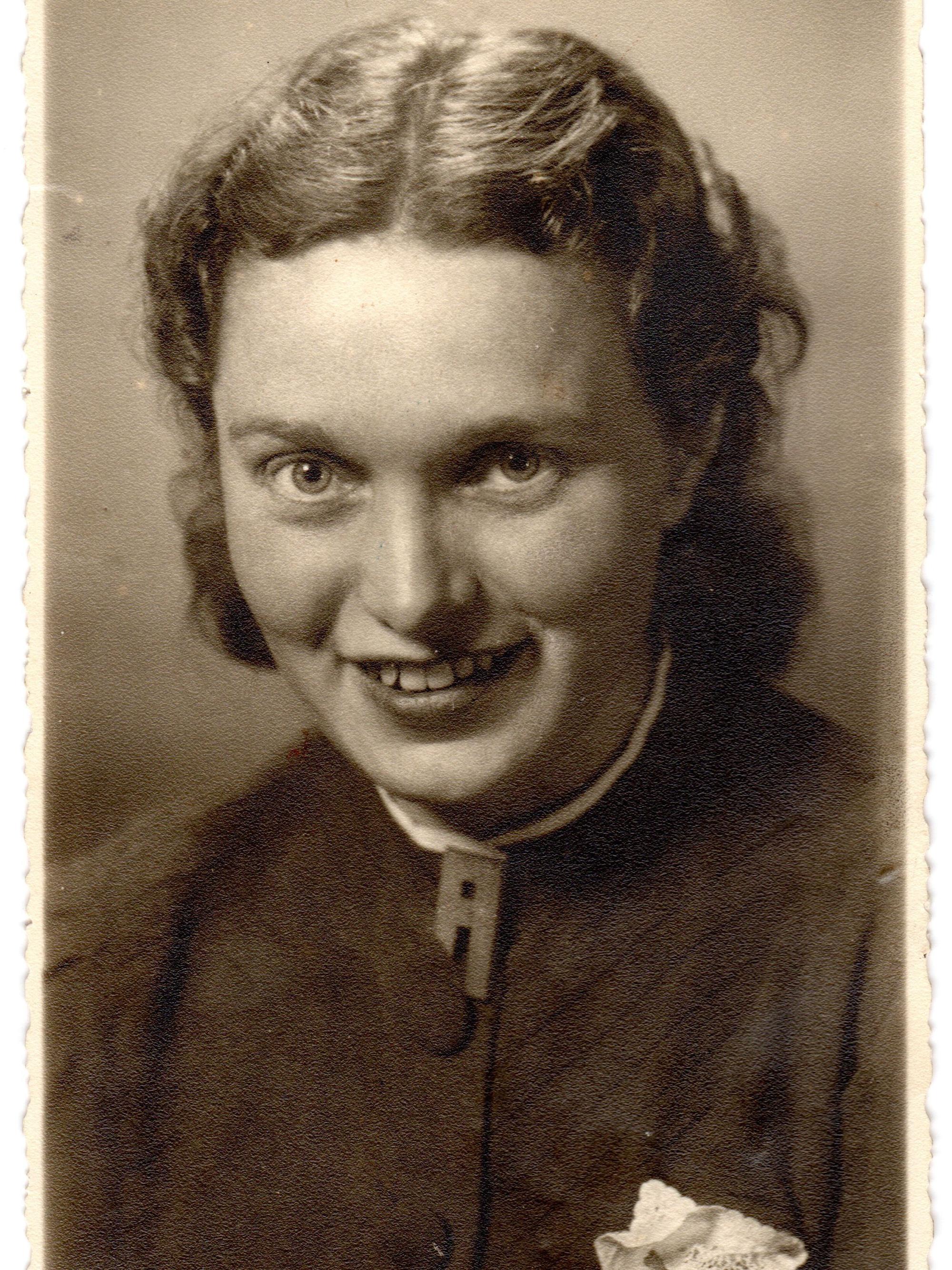 Ein altes Schwarz-Weiß-Foto einer Frau.
