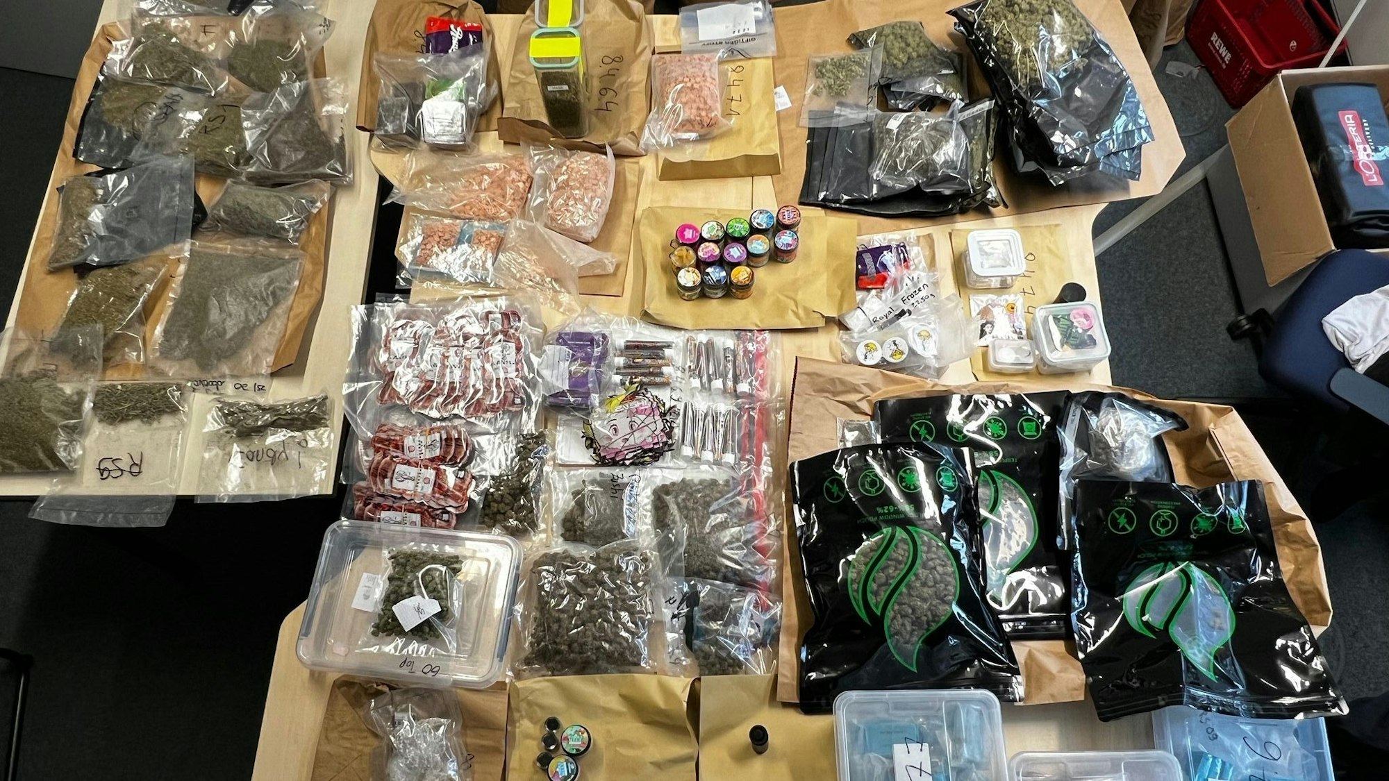 Drogenfunde und andere Funde der Polizei auf einem Tisch