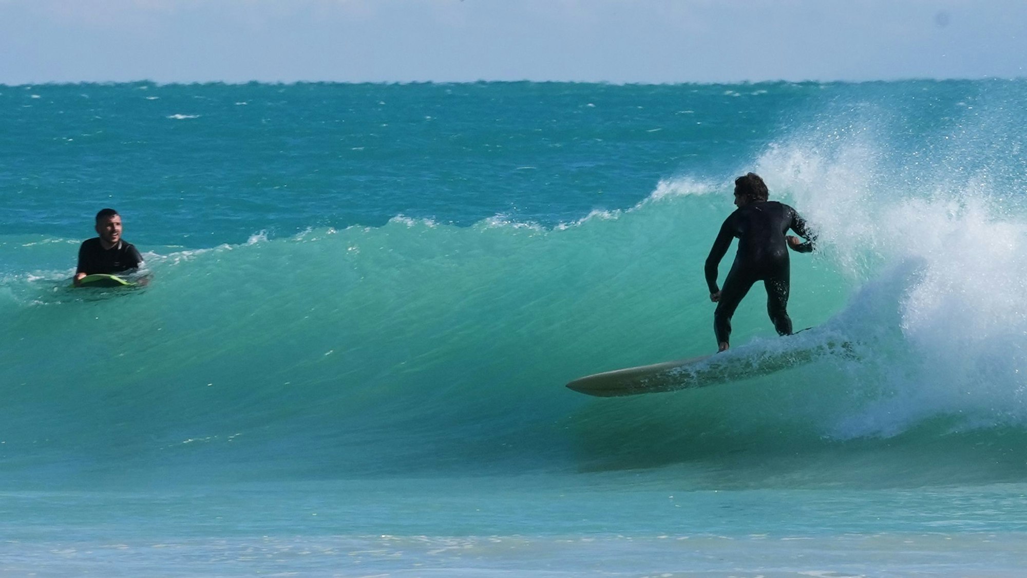 Surfer nutzen den starken Wind für ihr Hobby.