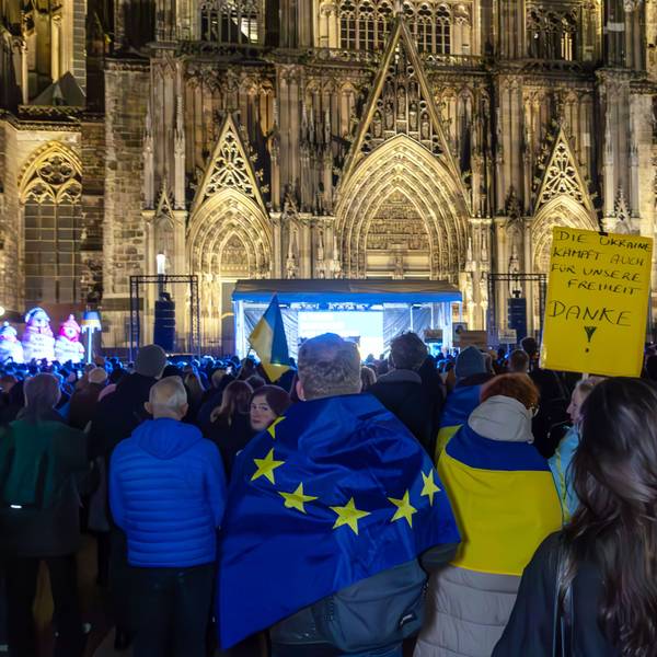 26.02.2026 Kundgebung am 4. Jahrestag des Beginn des russischen Angriffskrieg gegen Ukraine auf dem Roncalliplatz in Köln. Foto: Martina Goyert