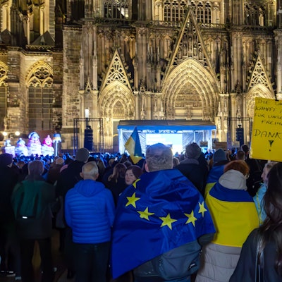 26.02.2026 Kundgebung am 4. Jahrestag des Beginn des russischen Angriffskrieg gegen Ukraine auf dem Roncalliplatz in Köln. Foto: Martina Goyert