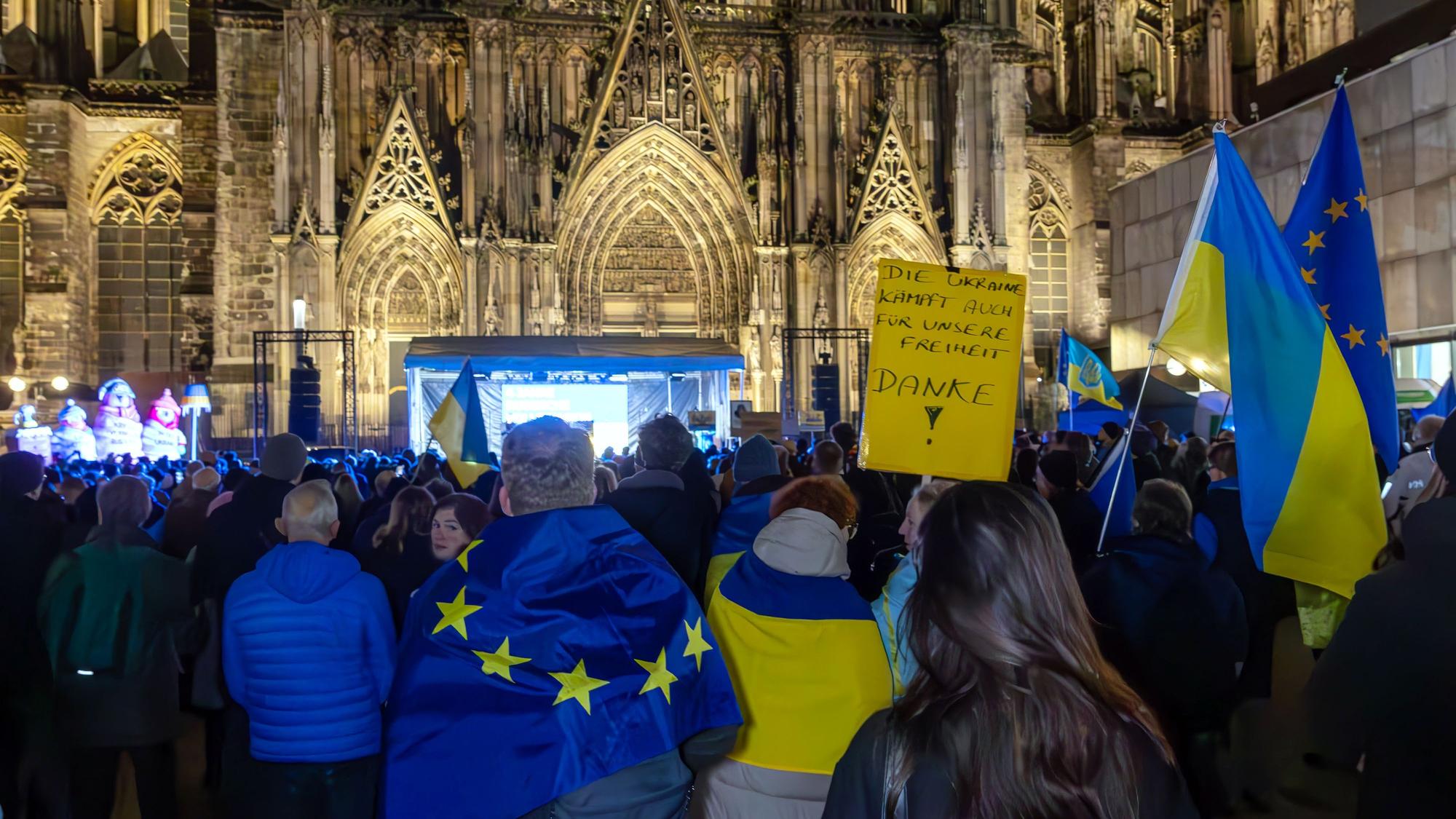 26.02.2026 Kundgebung am 4. Jahrestag des Beginn des russischen Angriffskrieg gegen Ukraine auf dem Roncalliplatz in Köln. Foto: Martina Goyert