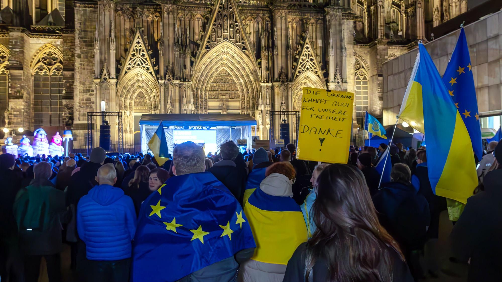 26.02.2026 Kundgebung am 4. Jahrestag des Beginn des russischen Angriffskrieg gegen Ukraine auf dem Roncalliplatz in Köln. Foto: Martina Goyert