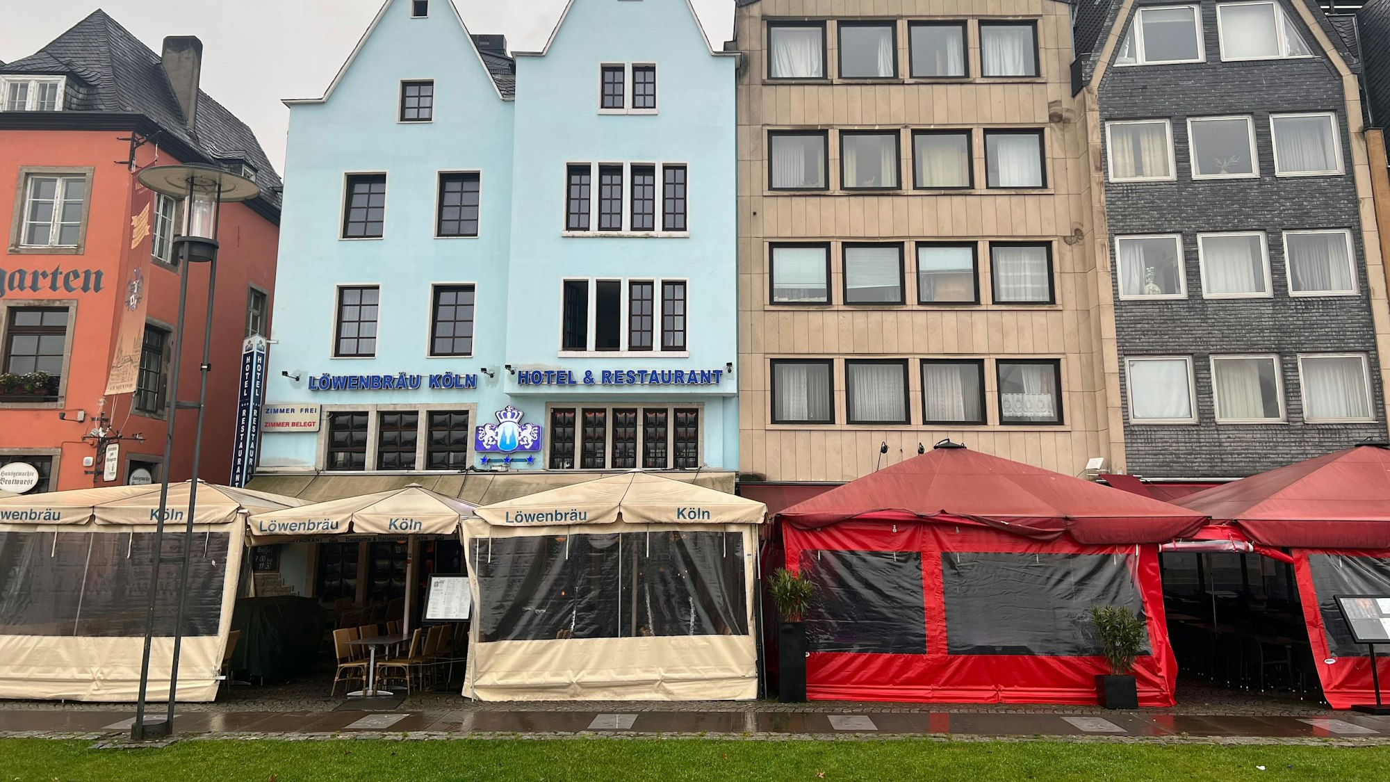 Weiße und rote Pavillons im Rheingarten: Zum nächsten Herbst nicht mehr erlaubt