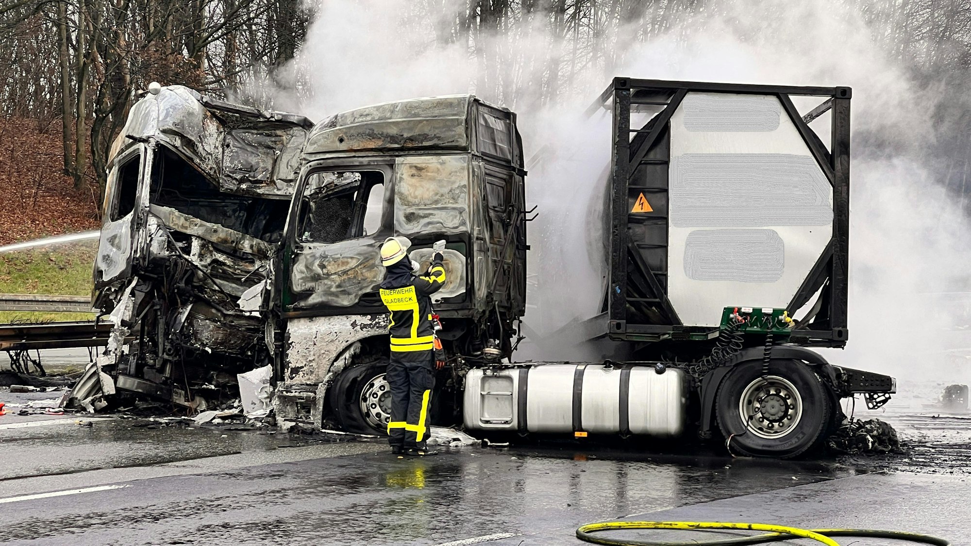 Der Fahrer des Lkw verstarb noch am Unfallort auf der A2.