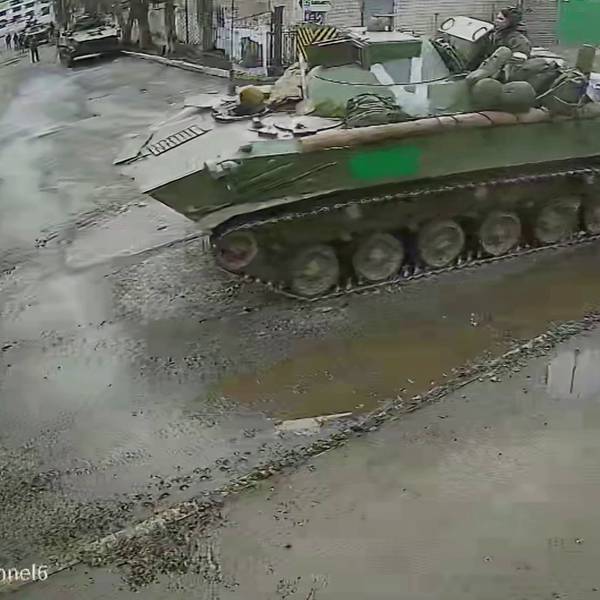 Ein Panzer fährt durch die Straßen.