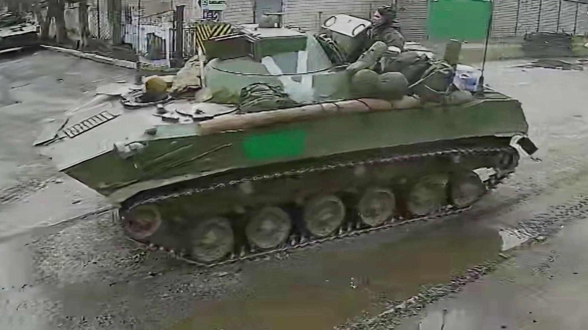 Ein Panzer fährt durch die Straßen.