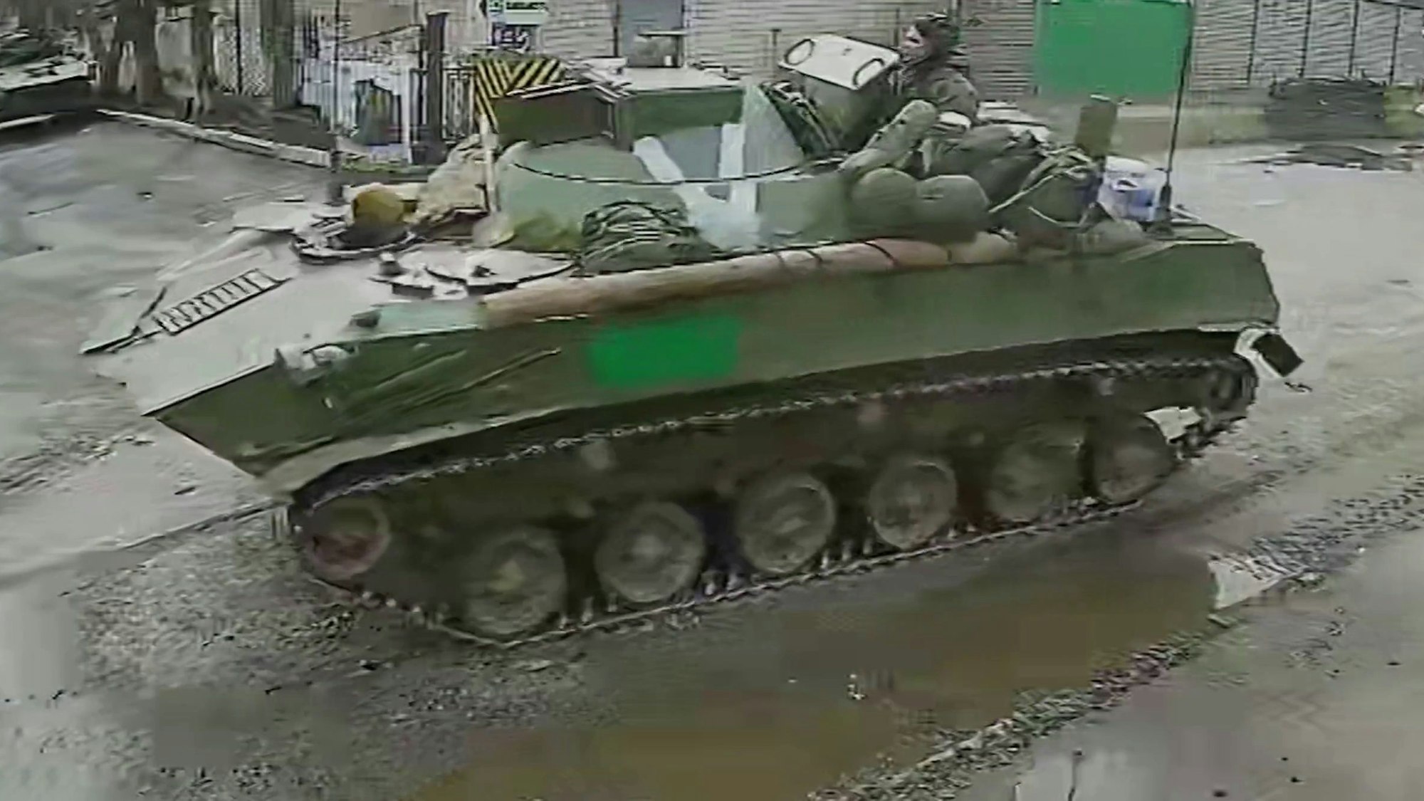 Ein Panzer fährt durch die Straßen.