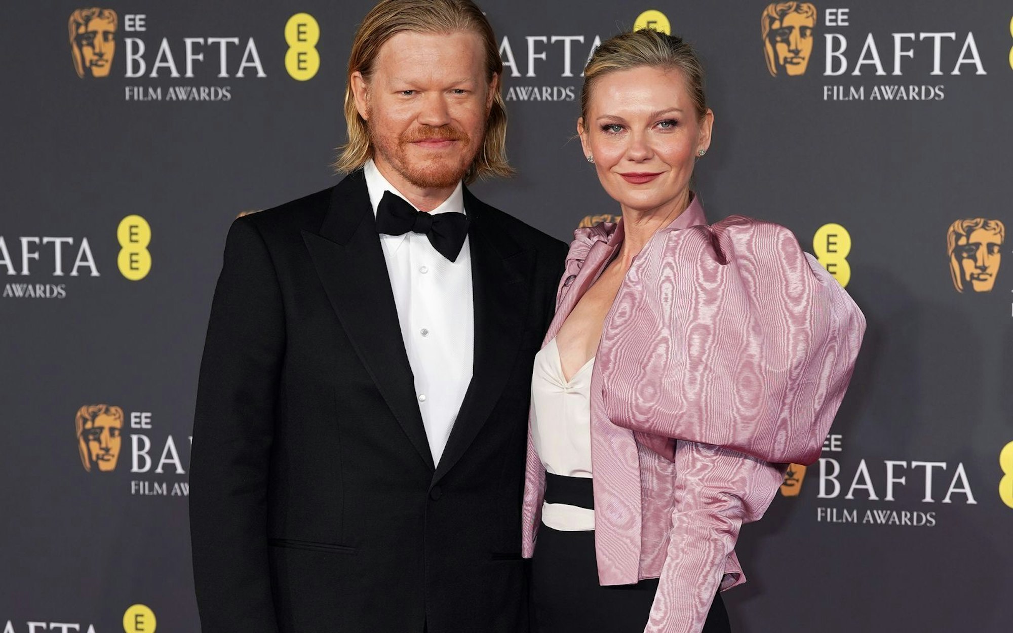 Kirsten Dunst an der Seite von Jesse Plemons bei den BAFTA-Awards - hier noch mit intaktem Outfit. (Bild: 2026 Getty Images/Dominic Lipinski)