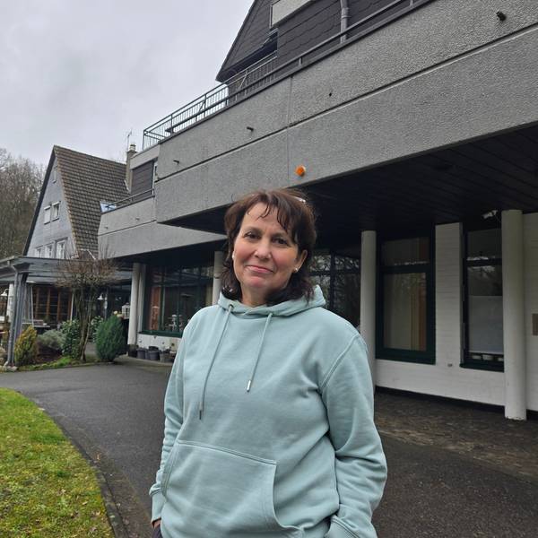 Das Foto zeigt Fatima Bollow vor dem Wiehler Waldhotel an der Tropfsteinhöhle, dessen Leitung sie im Herbst abgibt.