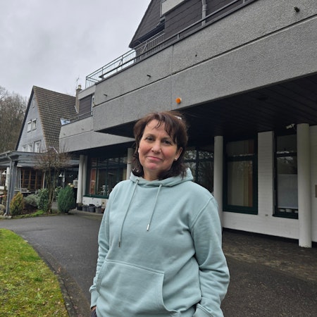 Das Foto zeigt Fatima Bollow vor dem Wiehler Waldhotel an der Tropfsteinhöhle, dessen Leitung sie im Herbst abgibt.