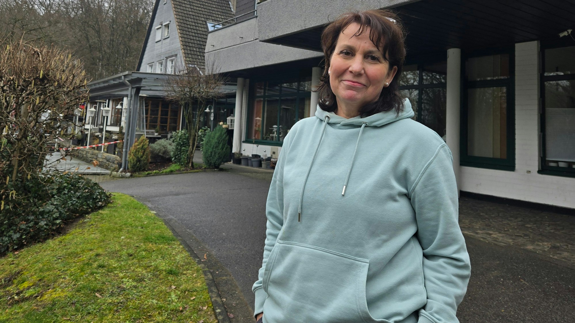 Das Foto zeigt Fatima Bollow vor dem Wiehler Waldhotel an der Tropfsteinhöhle, dessen Leitung sie im Herbst abgibt.