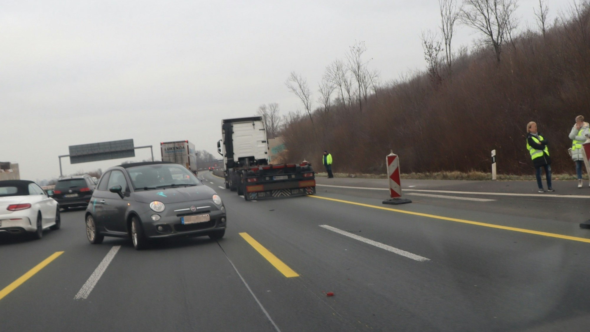 Das Bild zeigt eine Unfallstelle auf der Autobahn.