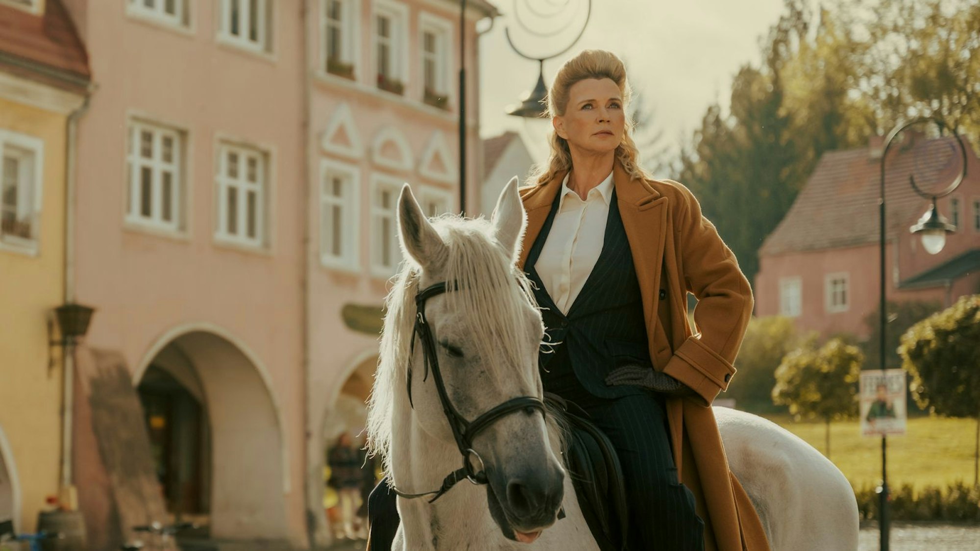 In einem selbstironischen Auftritt als autoritäre Bürgermeisterin nimmt sich Veronica Ferres selbst aufs Korn. (Bild: Netflix )