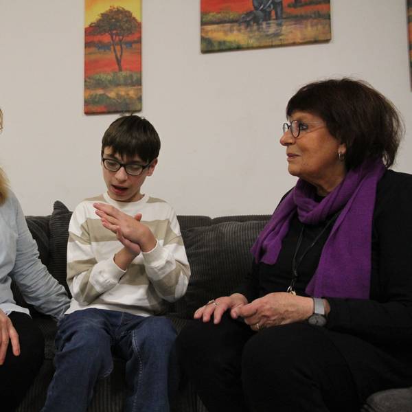 Einer Familie aus Georgien mit einem behinderten Kind droht die Abschiebung, Nani Ninua mit ihrem Sohn Bagrat und Christa Feld von der Flüchtlingsinitiative Lohmar-Siegburg e.V.