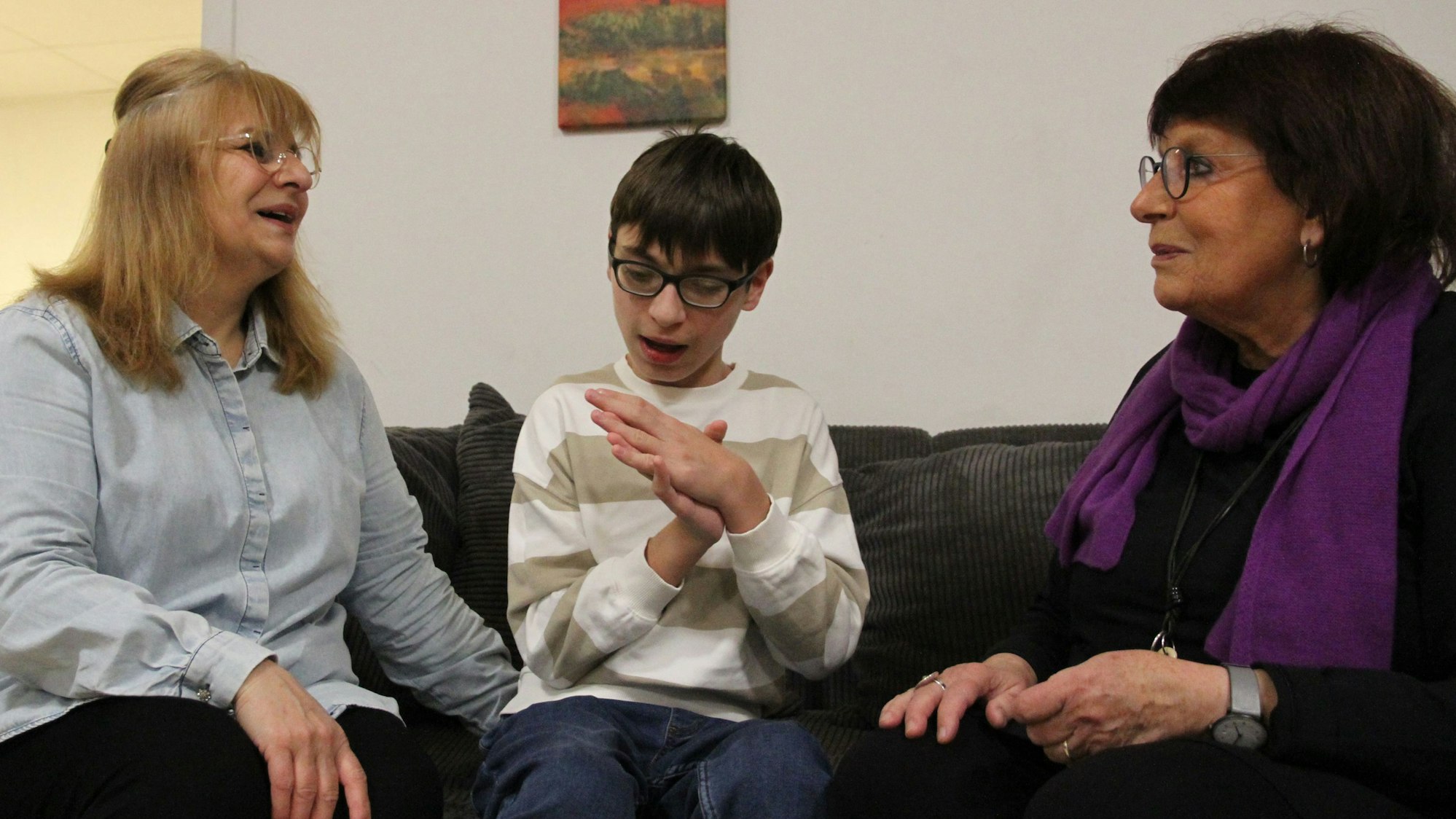 Einer Familie aus Georgien mit einem behinderten Kind droht die Abschiebung, Nani Ninua mit ihrem Sohn Bagrat und Christa Feld von der Flüchtlingsinitiative Lohmar-Siegburg e.V.