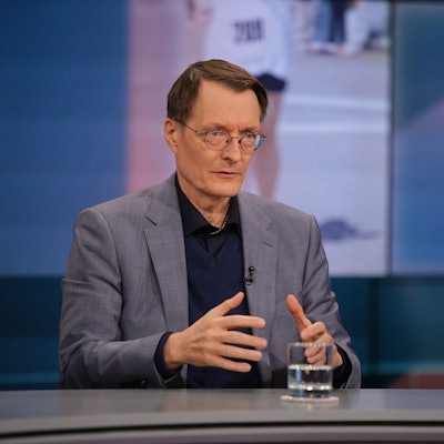 Karl Lauterbach (SPD) lehnte bei „Hart aber fair“ eine derzeitige Kostenerstattung der Abnehmspritze ab: „Wäre eine Fehlentscheidung.“ (Bild: WDR/Dirk Borm)