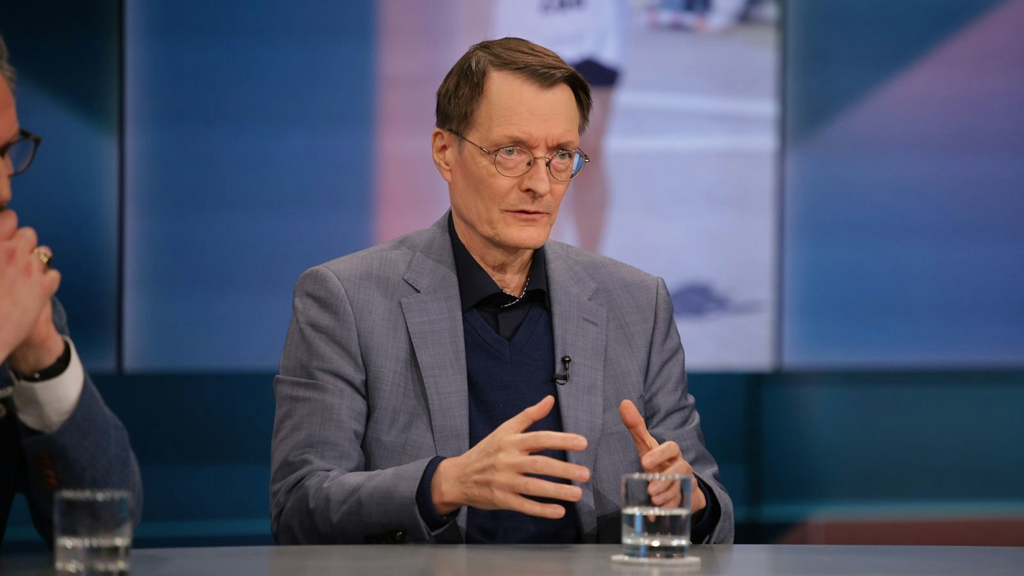 Karl Lauterbach (SPD) lehnte bei „Hart aber fair“ eine derzeitige Kostenerstattung der Abnehmspritze ab: „Wäre eine Fehlentscheidung.“ (Bild: WDR/Dirk Borm)