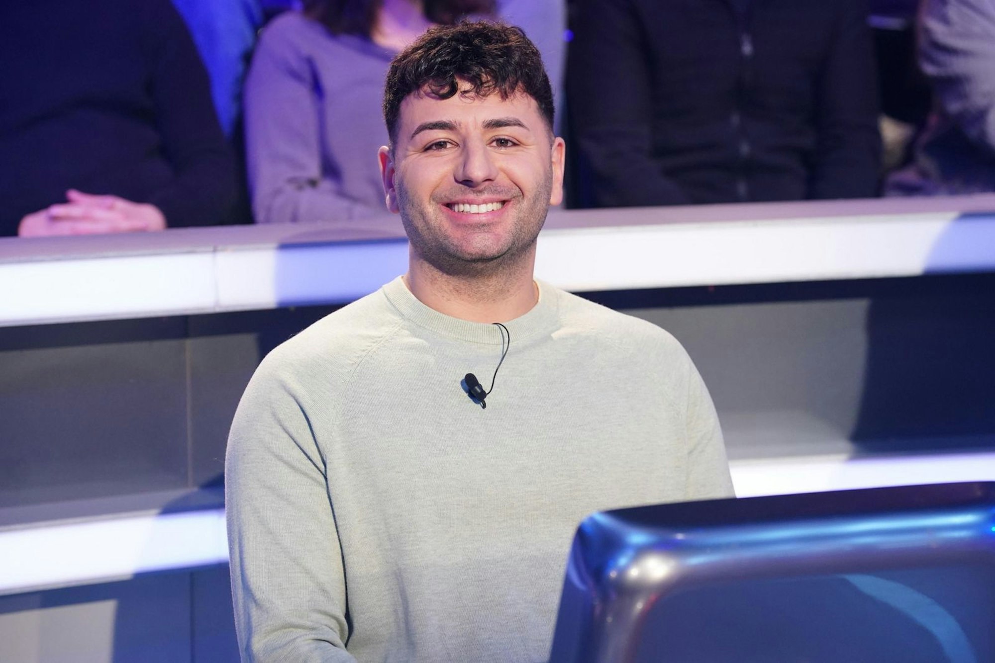 Feuerwehrmann Can Calik berichtete über einen Einsatz, bei dem ein Penisring entfernt werden musste. Er ging mit 16.000 Euro. (Bild: RTL / Stefan Gregorowius)