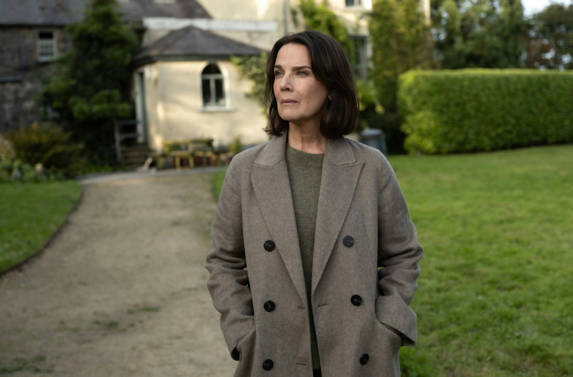 Seit 2019 spielt Désirée Nosbusch im ARD-“Irland Krimi“ die Hauptrolle der Polizeipsychologin Cathrin Blake. (Bild: ARD Degeto/Good Friends Filmproduktions GmbH/Patrick Redmond)