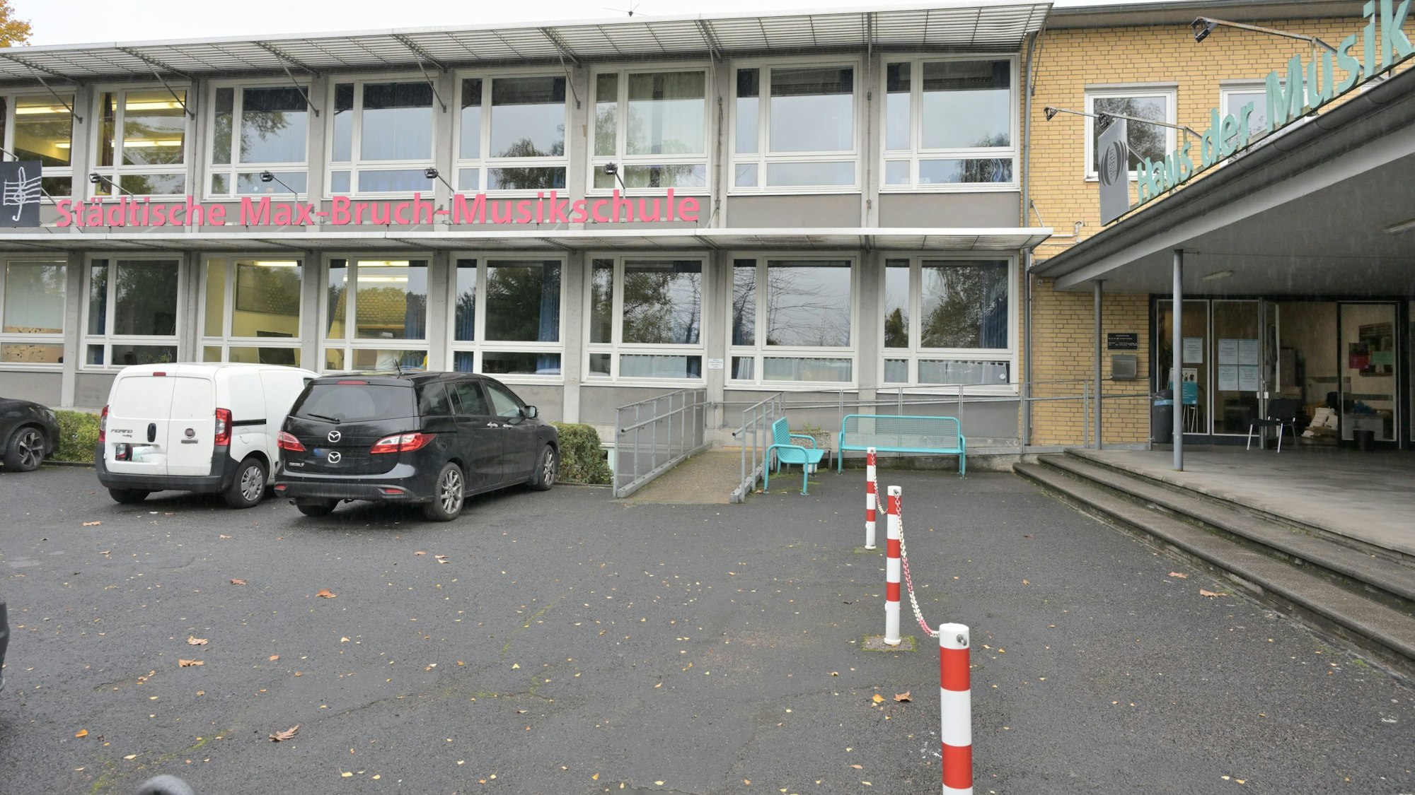 Die Gebäudefront ist zu sehen. Vor dem Eingang ist eine Rampe.