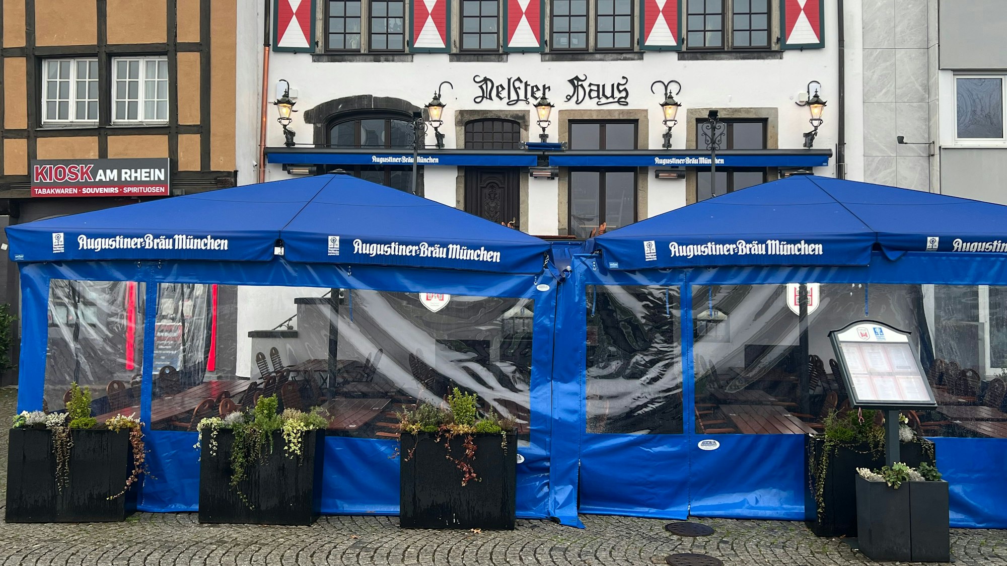 Delfter-Haus mit Außengastronomie, die blauen pavillonartigen Windschutzelemente dürfen ab 1.10.26 in der Altstadt nicht mehr genutzt werden.