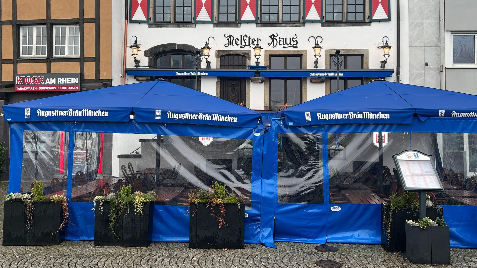 Lasse Prumbaum und seine zwei Kollegen haben das Delfter-Haus vergangenen Mai übernommen. Sie betreiben auch das Augustiner-Brauhaus am Heumarkt.