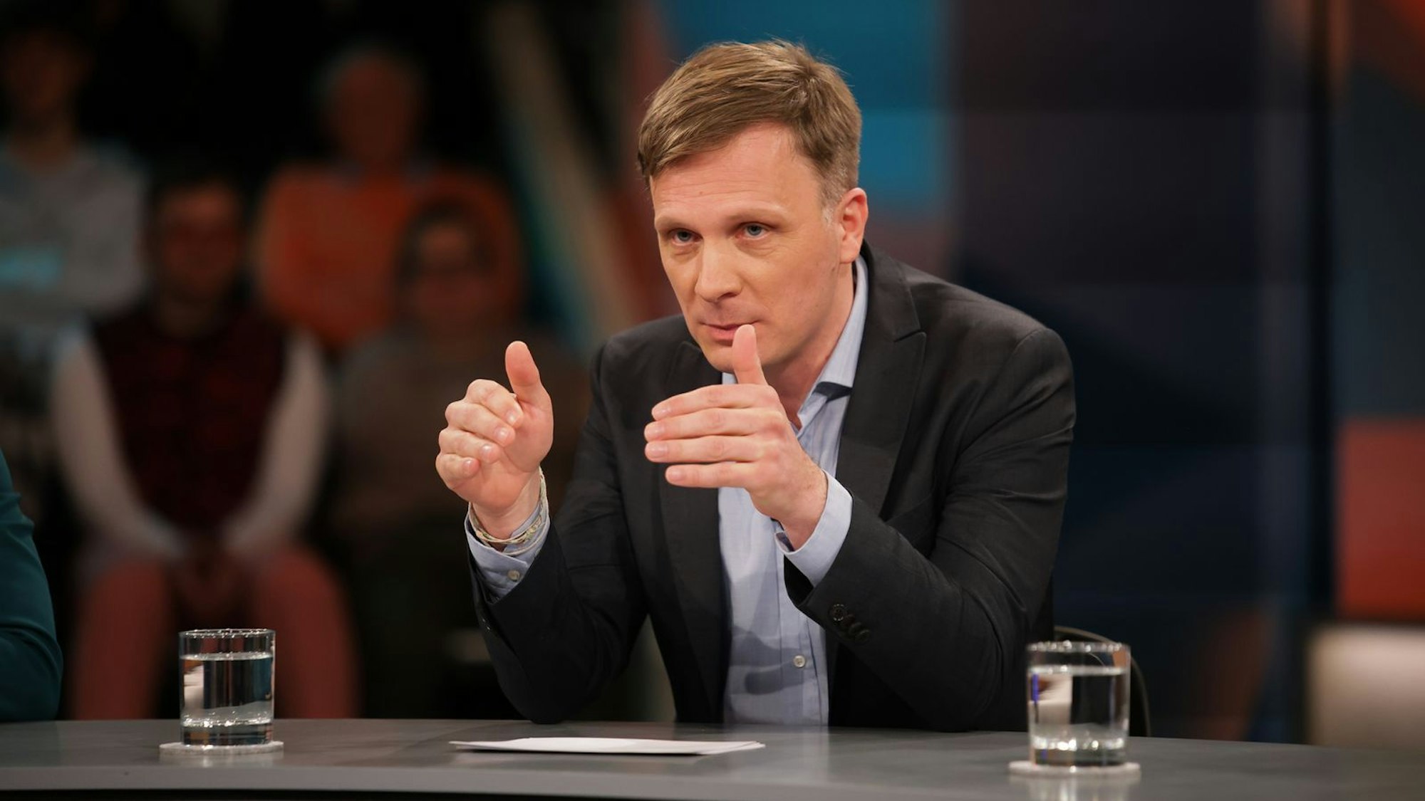 Mirco Wolf Wiegert (Gründer und Geschäftsführer von Fritz-Kola) sagte bei „Hart aber fair“: „Vollen Geschmack kriegt man nur mit der vollen Portion von Zucker.“ (Bild: WDR/Dirk Borm)