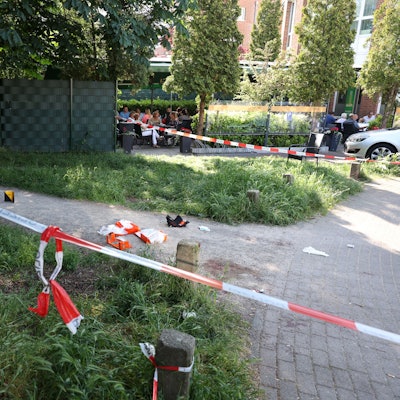 Mai 2023: Die Polizei sicherte Spuren des Verbrechens im Böcking-Park. Daneben saßen Menschen im Brauhaus.