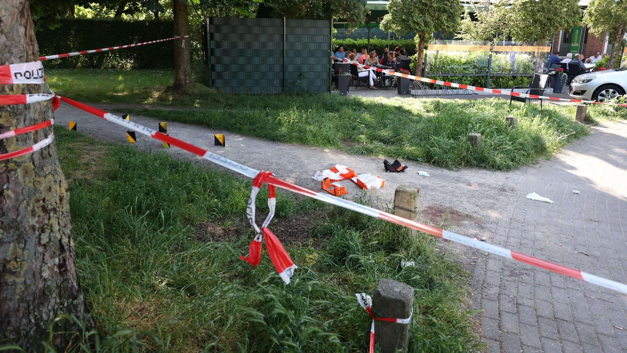 Mai 2023: Die Polizei sicherte Spuren des Verbrechens im Böcking-Park. Daneben saßen Menschen im Brauhaus.