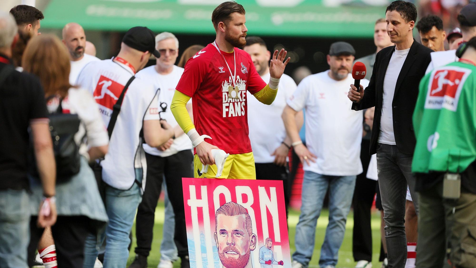 Timo Horn wird von Christian Keller beim 1. FC Köln verabschiedet.