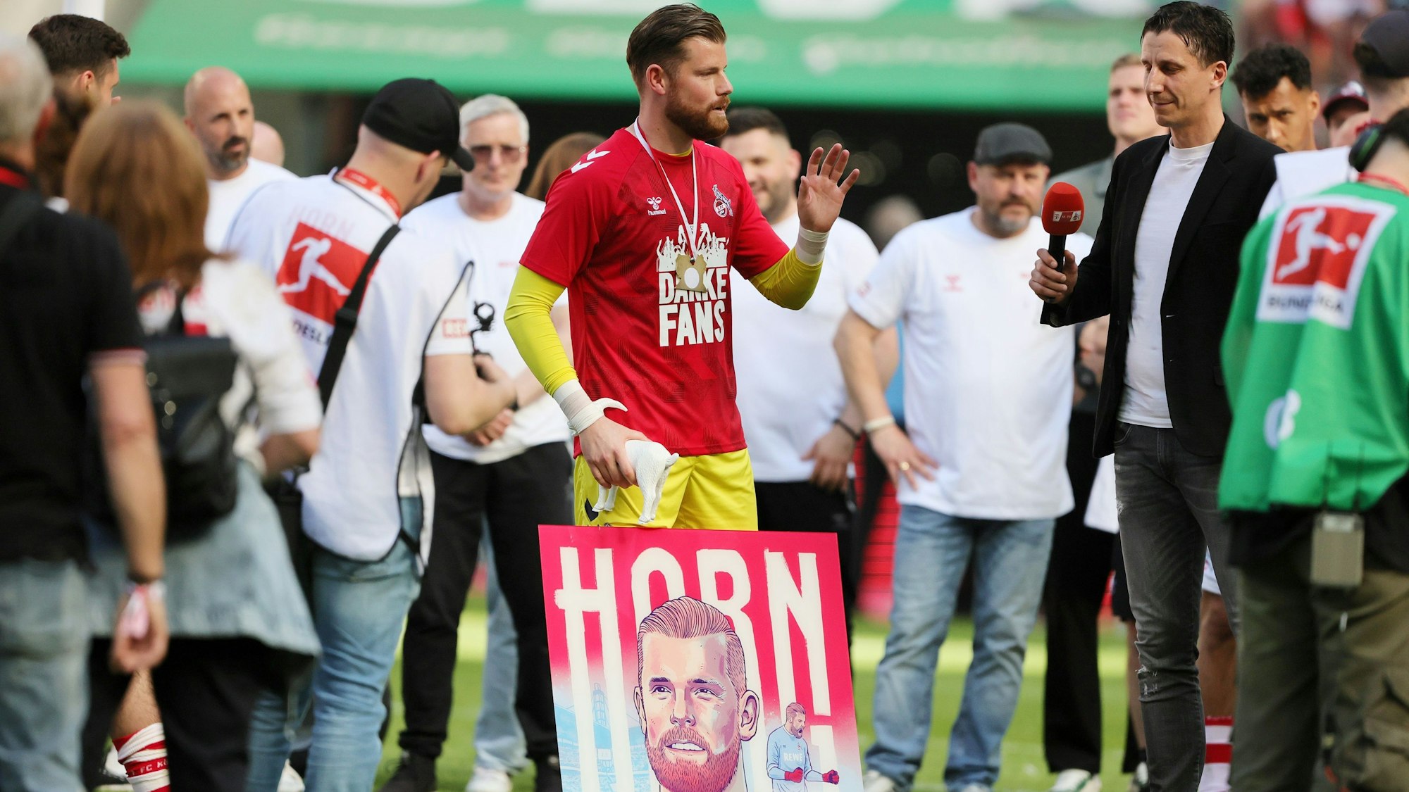 Timo Horn wird von Christian Keller beim 1. FC Köln verabschiedet.