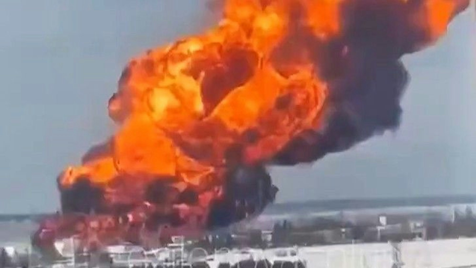 Ein Screenshot eines Videos soll die brennende Ölpumpstation, die auch die Druschba-Pipeline versorgt, in der russischen Republik Tatarstan zeigen.