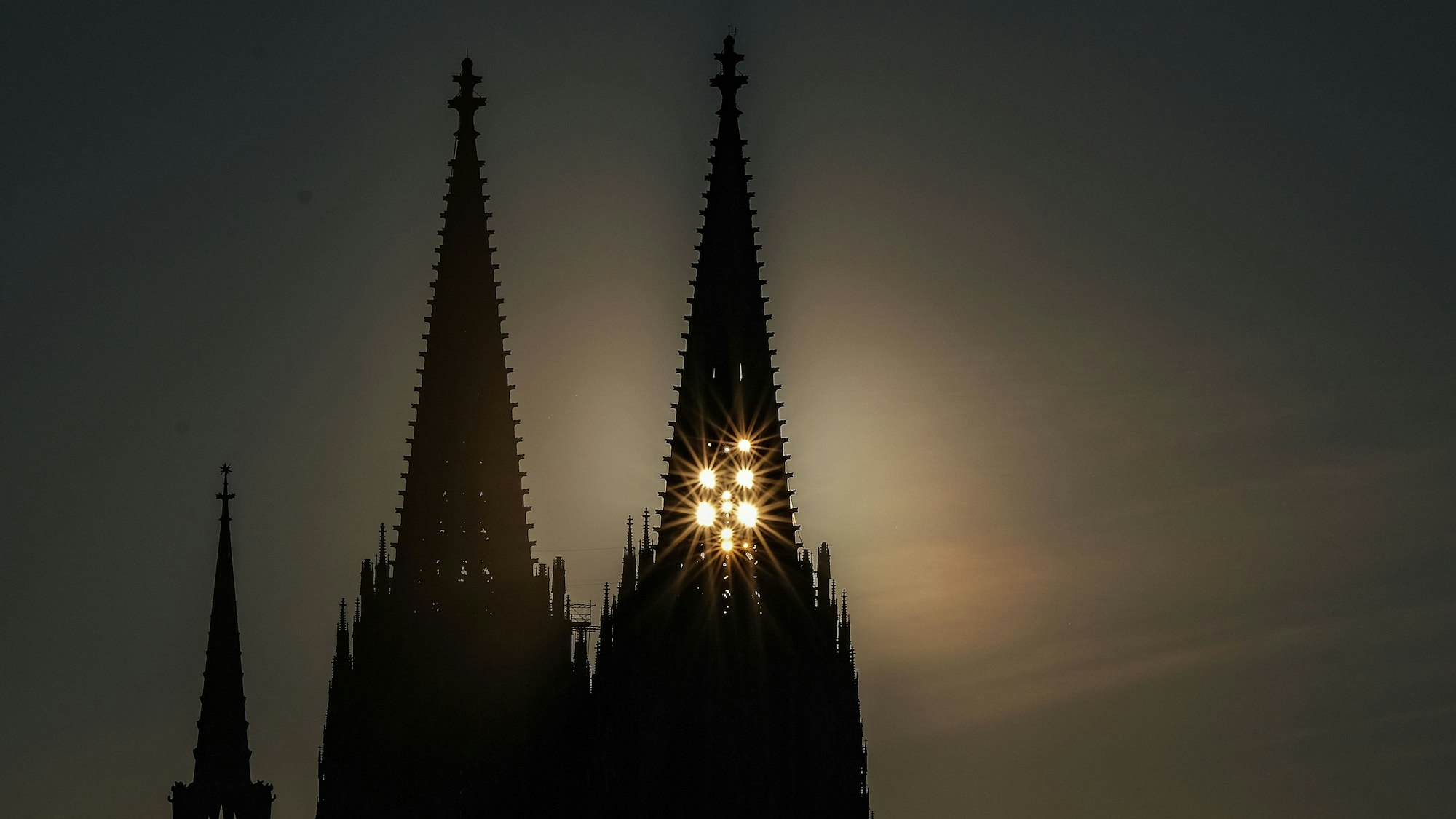 Die Sonne scheint am Abend durch den Nordturm am Dom. (Symbolbild)
