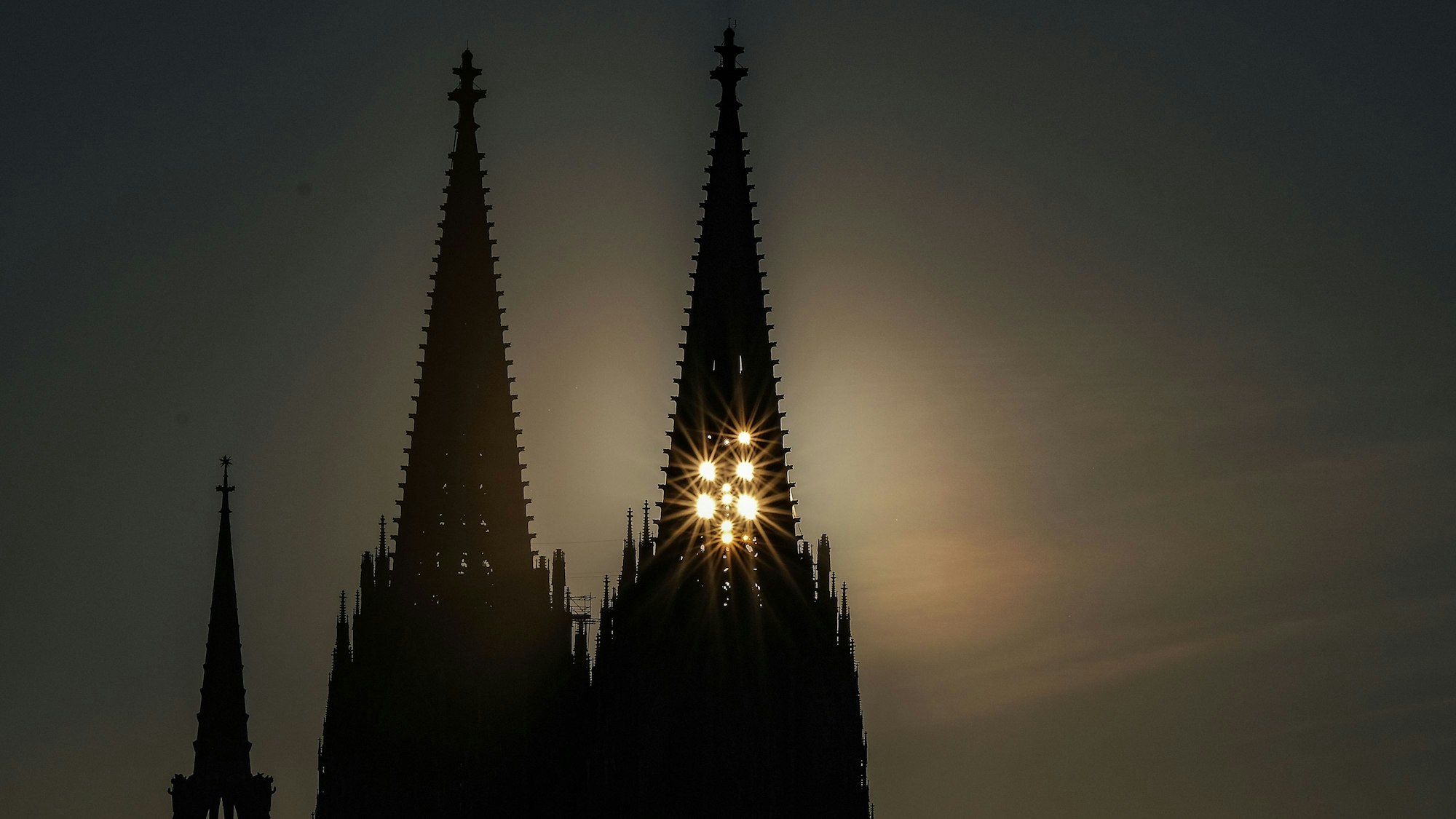 Die Sonne scheint am Abend durch den Nordturm am Dom.