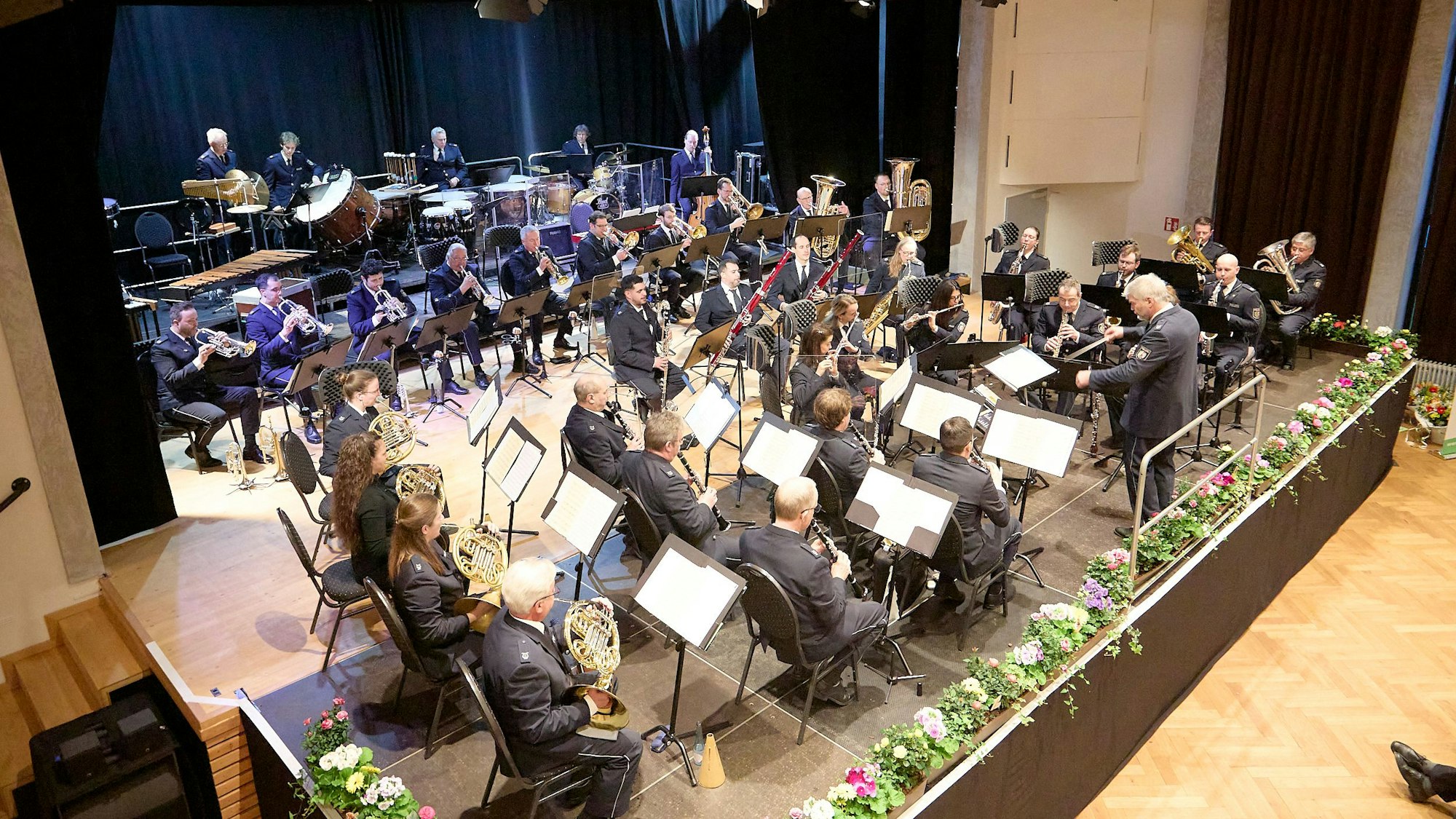 Das Landespolizeiorchester spielt auf der Bühne im Kursaal in Gemünd.