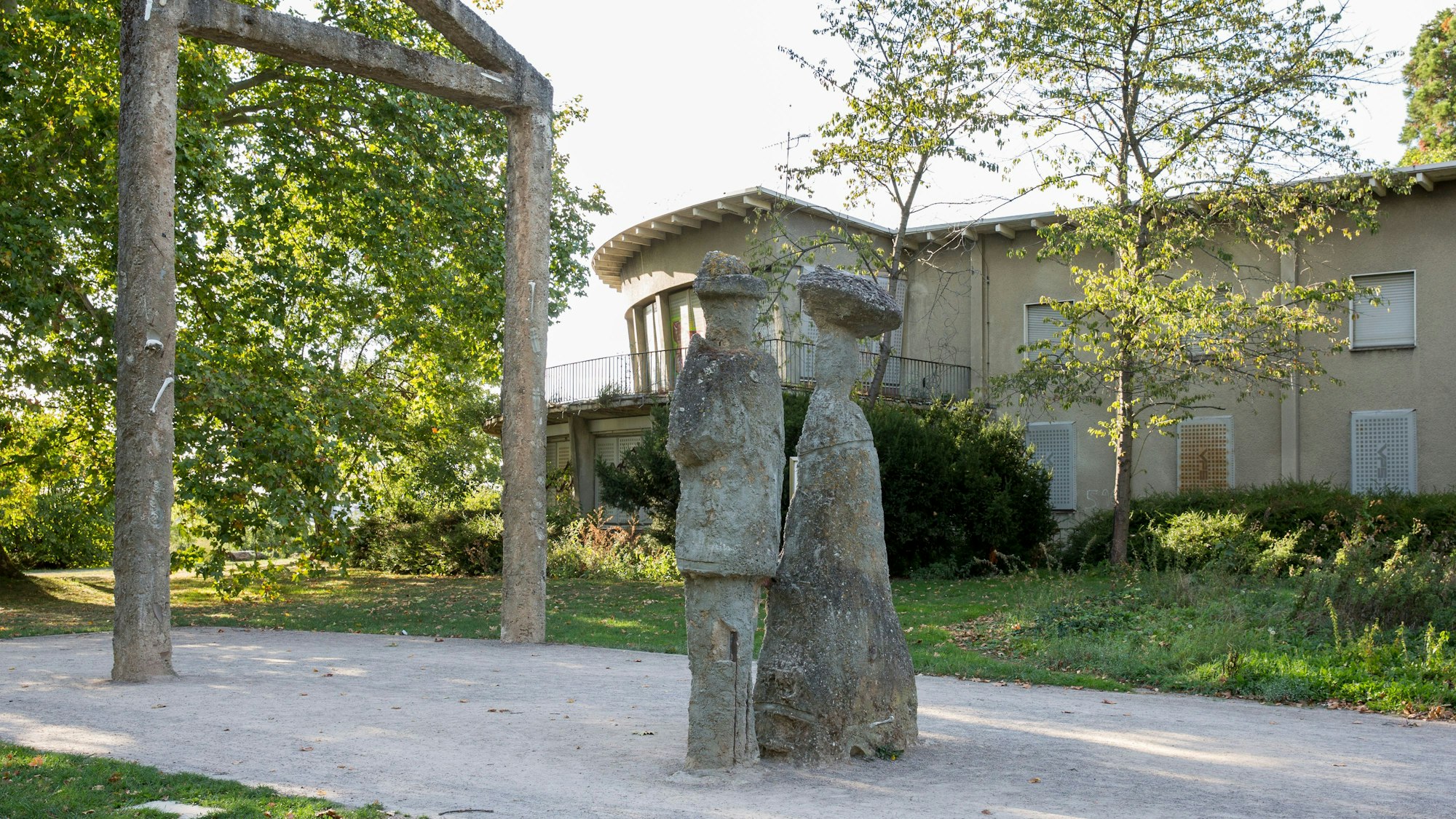 Der Schloßpark Stammheim ist gleichzeitig ein Skulpturenpark. Skulptur: "Schloß mit Grafenpaar" von Herbert Labusga. (Archivbild)