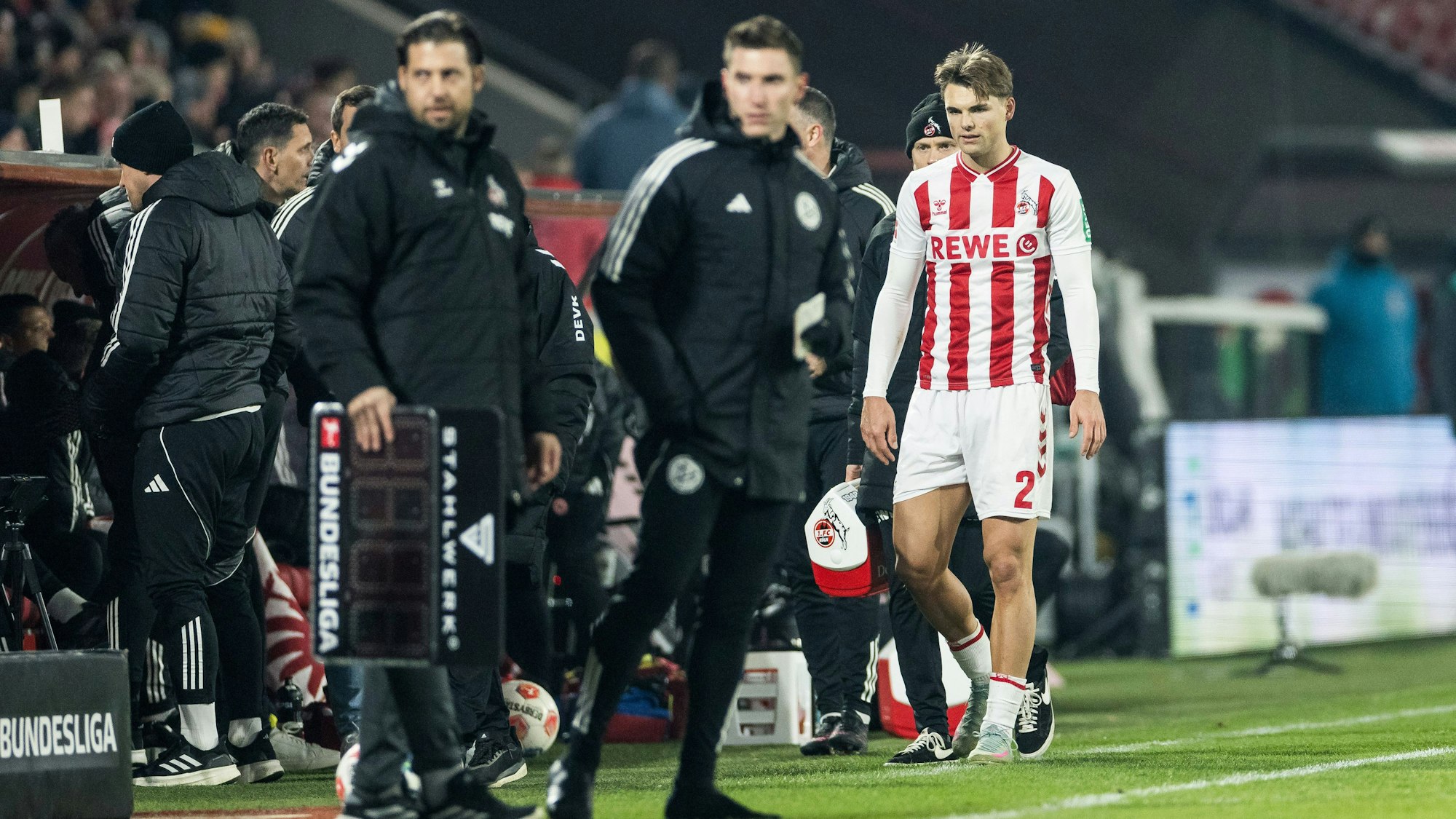 Joel Schmied geht beim 1. FC Köln verletzt vom Feld.