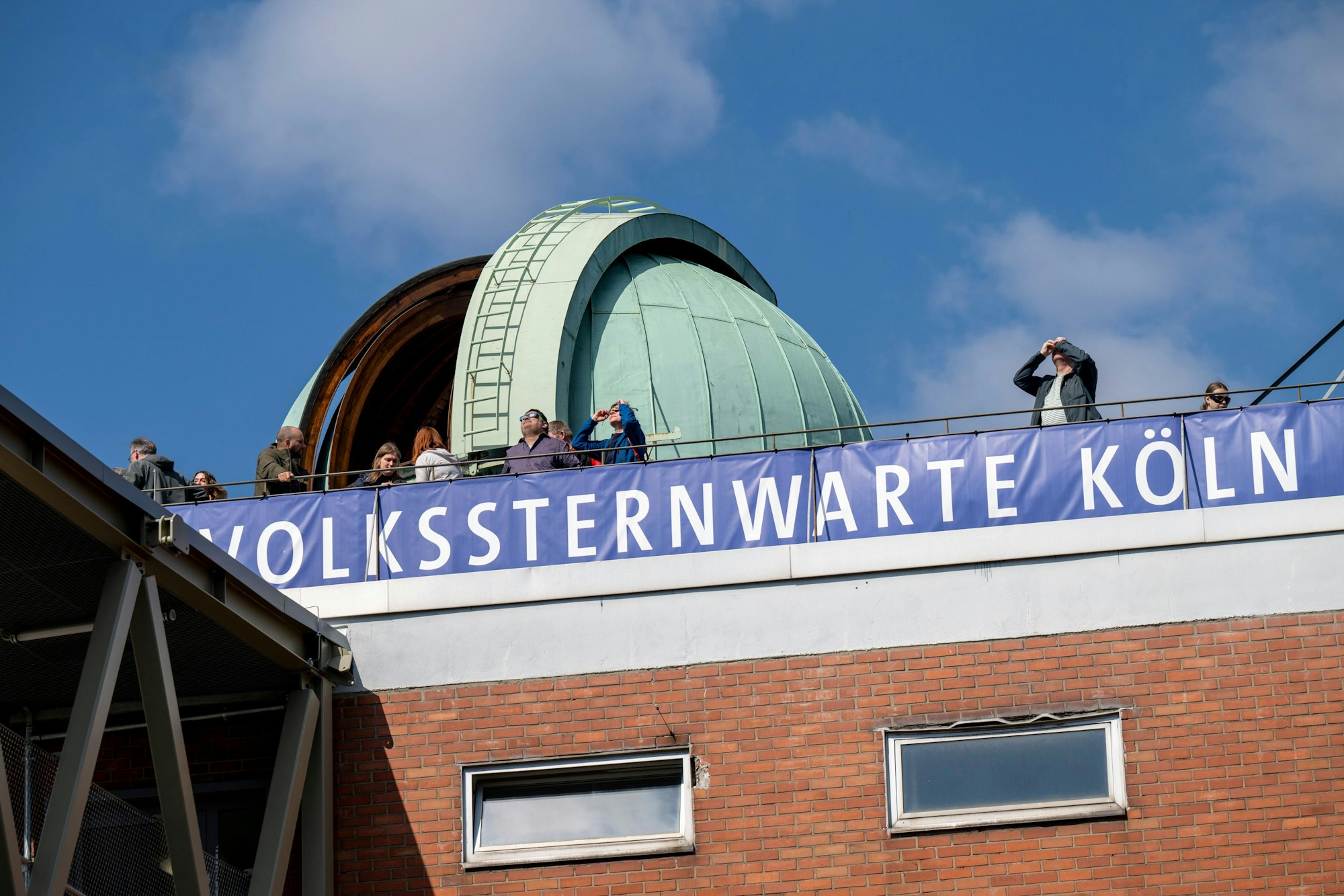 Besuchende auf dem Dach der Volkssternwarte in Köln.
