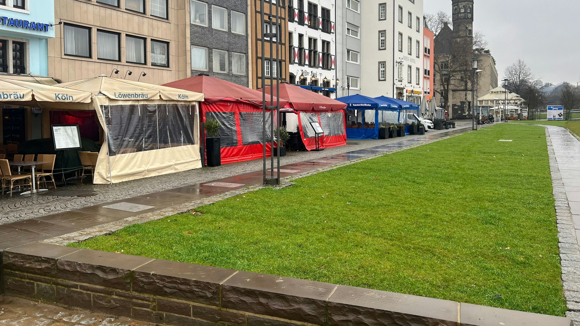 Das Delfter-Haus hat blaue Windschutzelemente: Tische und Stühle dürfen sie seit Ende letzten Jahres nicht mehr auf den Rasenflächen mit Rheinblick aufbauen.