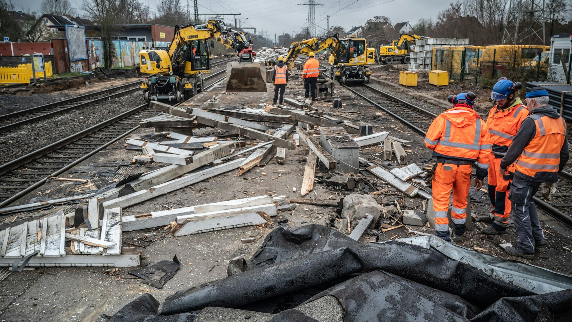 Der Bahnhof Manfort, ehemals Bahnhof Schlebusch, wurde innerhalb weniger Stunden am Dienstag, 24. Februar 2026 innerhalb weniger Stunden zerlegt. Bild: Ralf Krieger