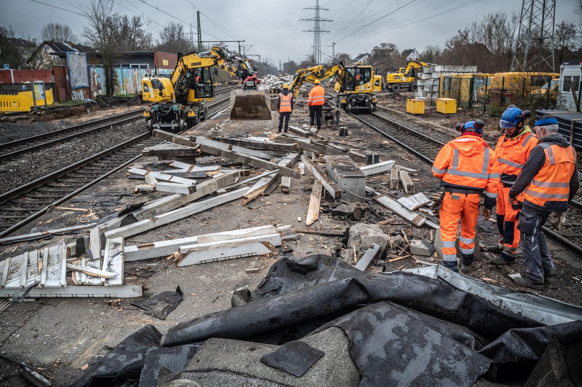 Der Bahnhof Manfort, ehemals Bahnhof Schlebusch, wurde innerhalb weniger Stunden am Dienstag, 24. Februar 2026, innerhalb weniger Stunden zerlegt. Bild: Ralf Krieger