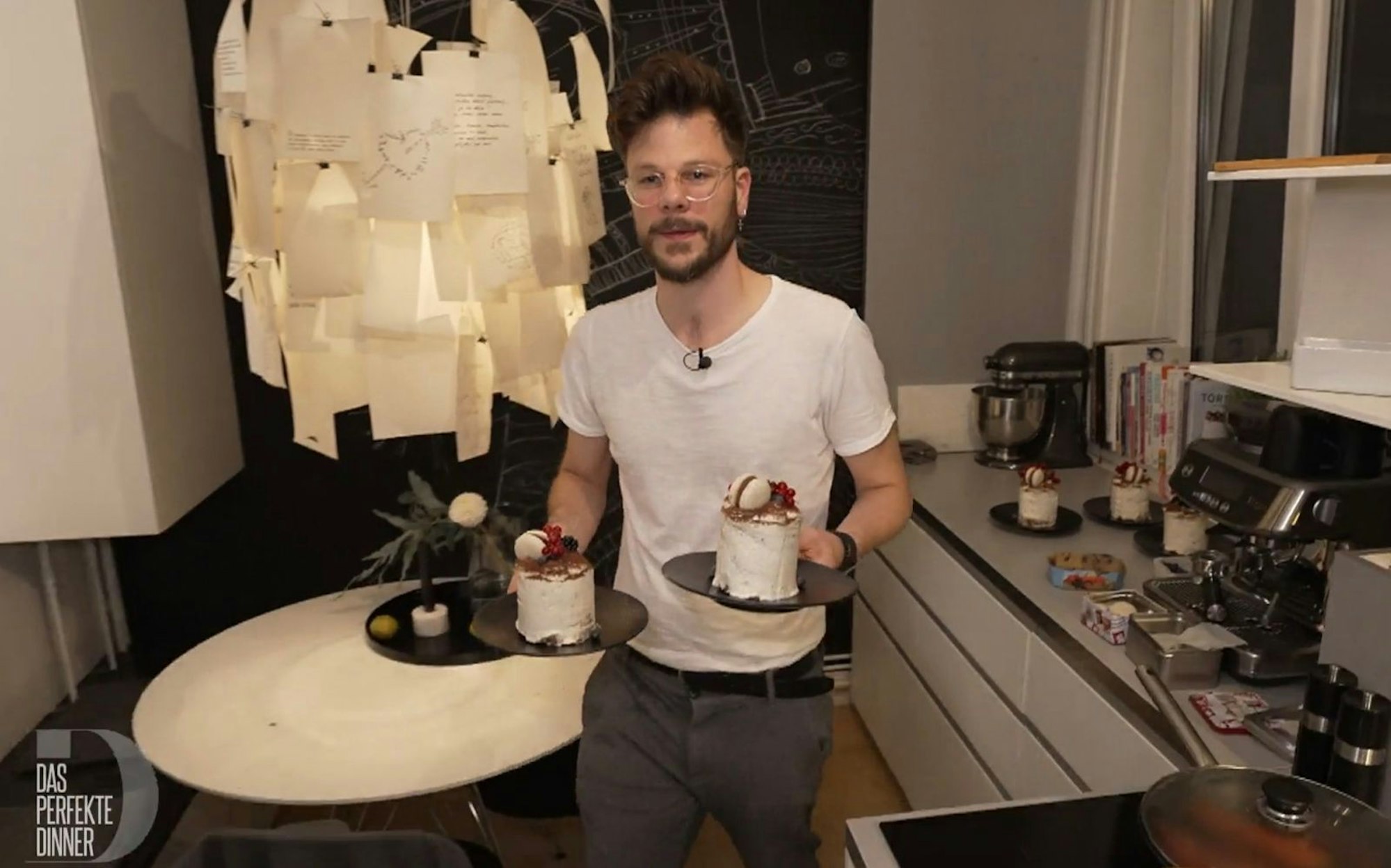 Stefan transportiert seinen Dessert-Himmel zu den Gästen. (Bild: RTL)