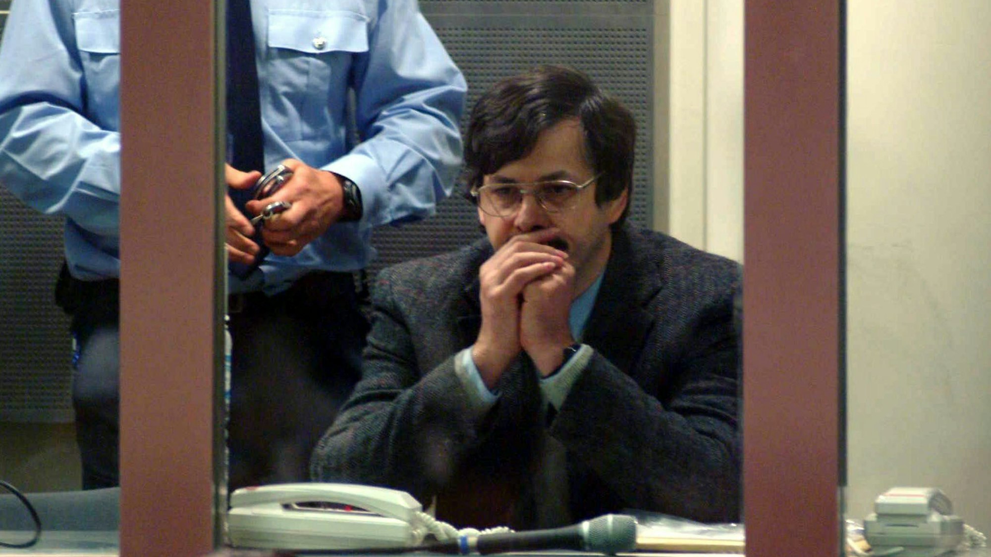 Marc Dutroux sitzt 2004 vor der Urteilsverlesung der Geschworenen im Gericht. Der belgische Kindermörder unternahm nach 23 Jahren im Gefängnis einen Versuch, vorzeitig aus der Haft entlassen zu werden. (Archivbild)