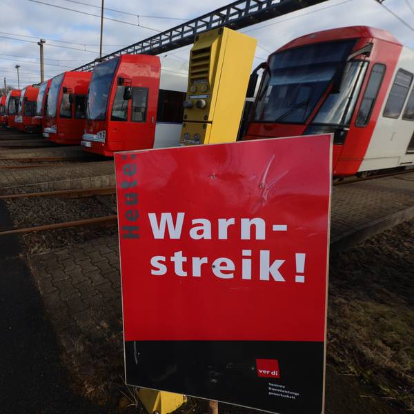 14.01.2026, Köln: Der öffentliche Nahverkehr ist in großen Teilen Nordrhein-Westfalens durch einen Warnstreik zum Erliegen gekommen. Busse und Bahnen sind in zahlreichen großen Verkehrsbetrieben zum Betriebsbeginn in den Depots geblieben. Auch die Bahnen der KVB im Depot in Merheim blieben still. Foto: Arton Krasniqi