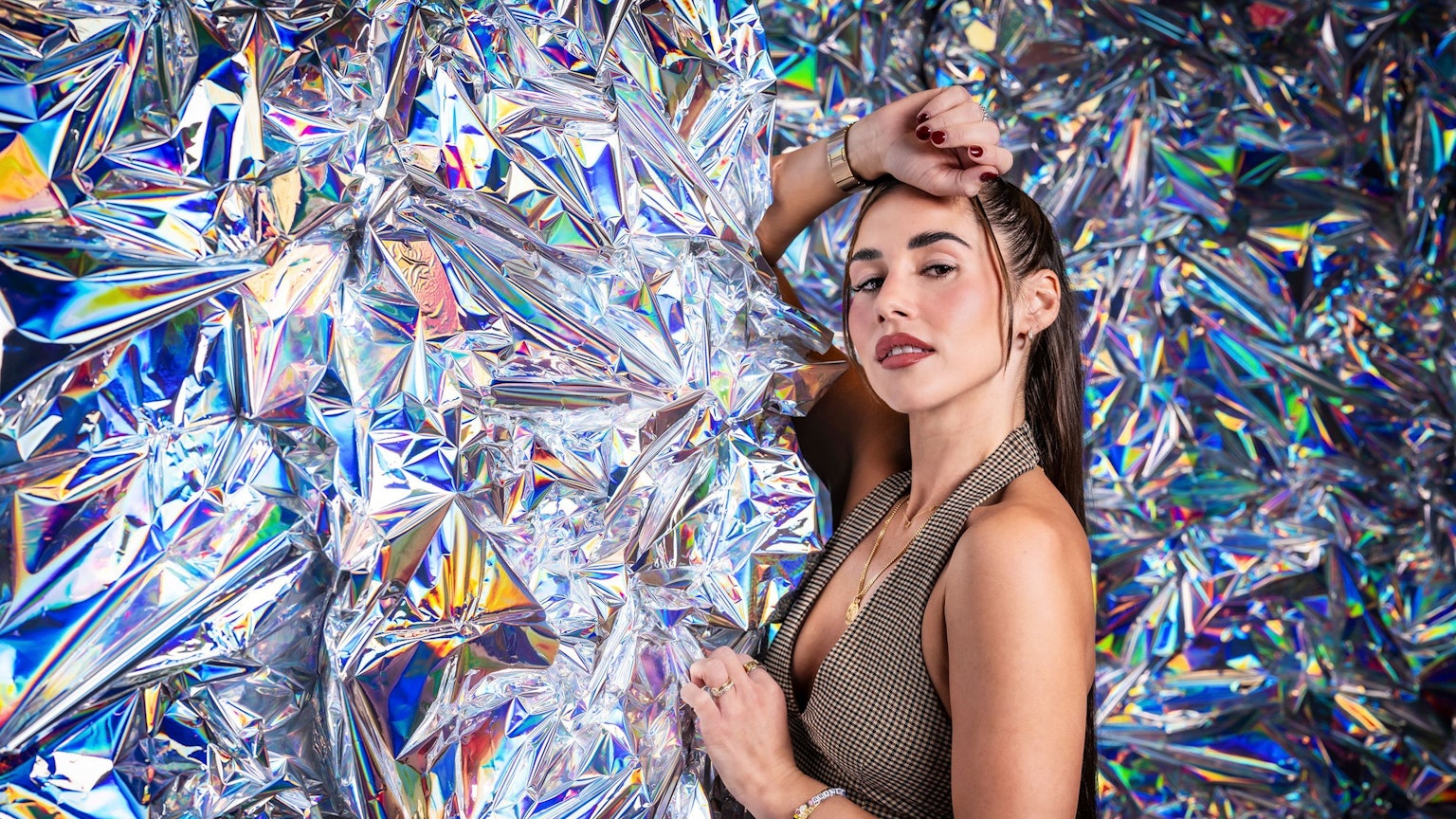 Sarah Engels posiert in Alufolie.