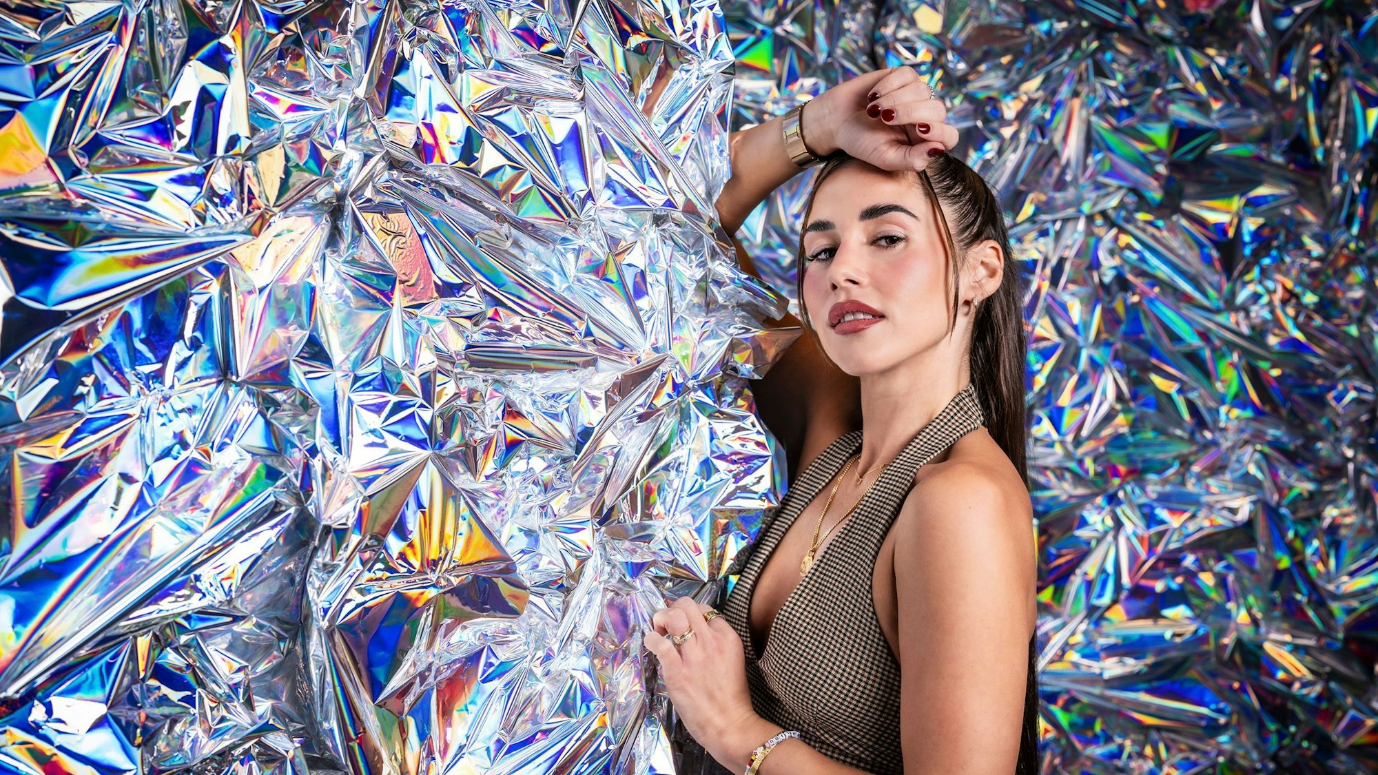 Sarah Engels posiert in Alufolie.