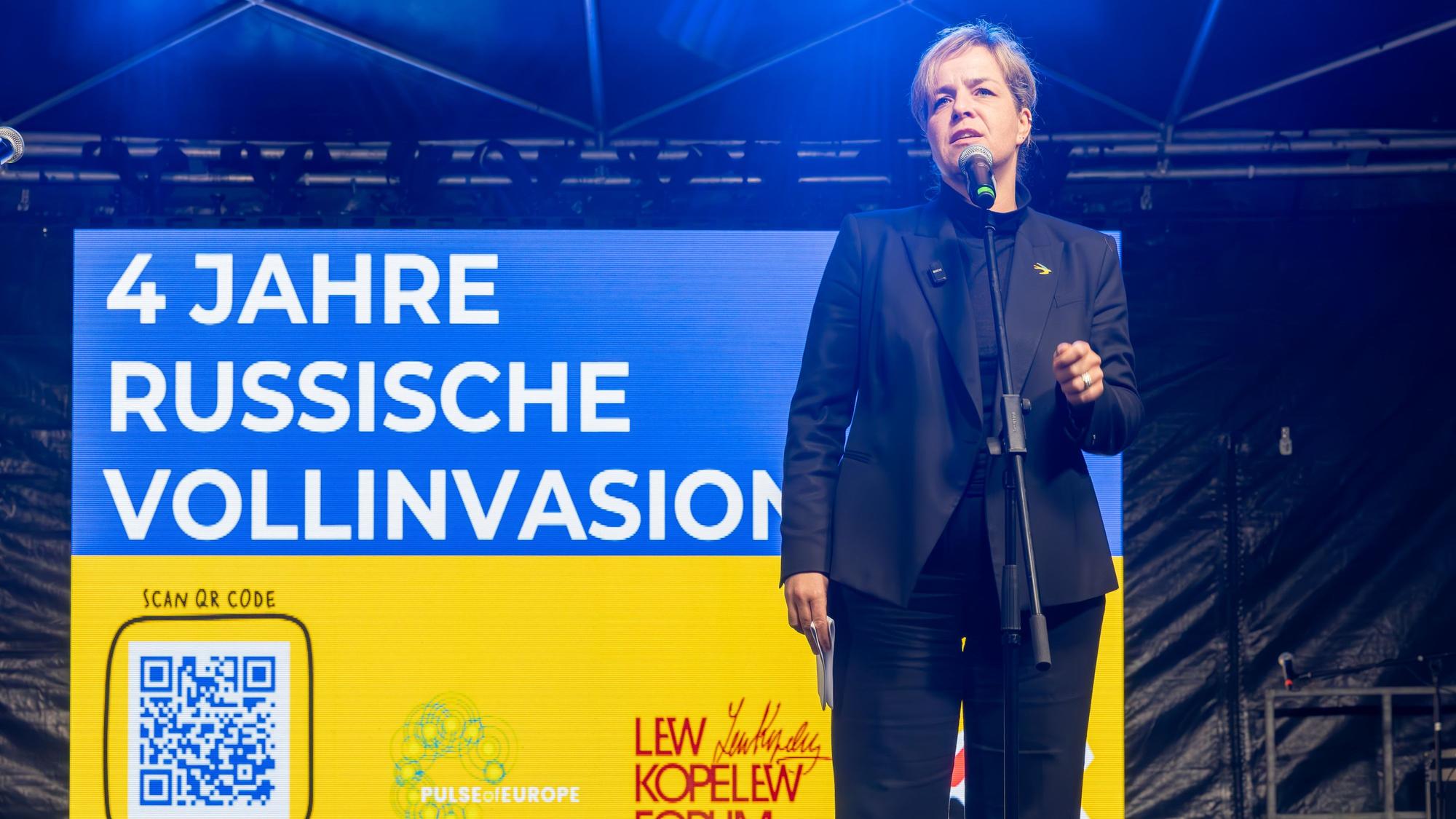 Ministerin Mona Neubaur fragte auf der Bühne nach dem Marschflugkörper Taurus, der an die Ukraine geliefert werden soll.