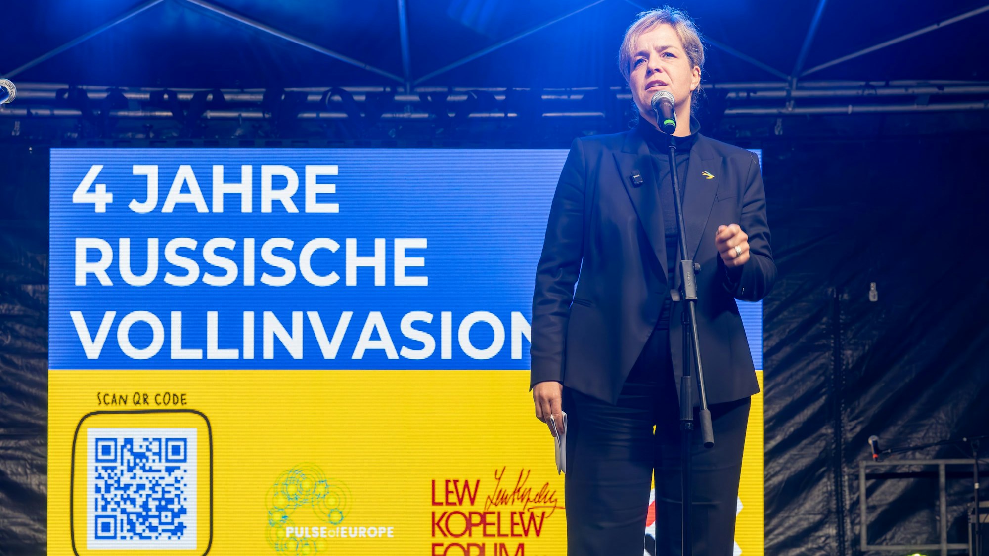 26.02.2026 Kundgebung am 4. Jahrestag des Beginn des russischen Angriffskrieg gegen Ukraine auf dem Roncalliplatz in Köln. Ministerin Mona Neubaur. Foto: Martina Goyert