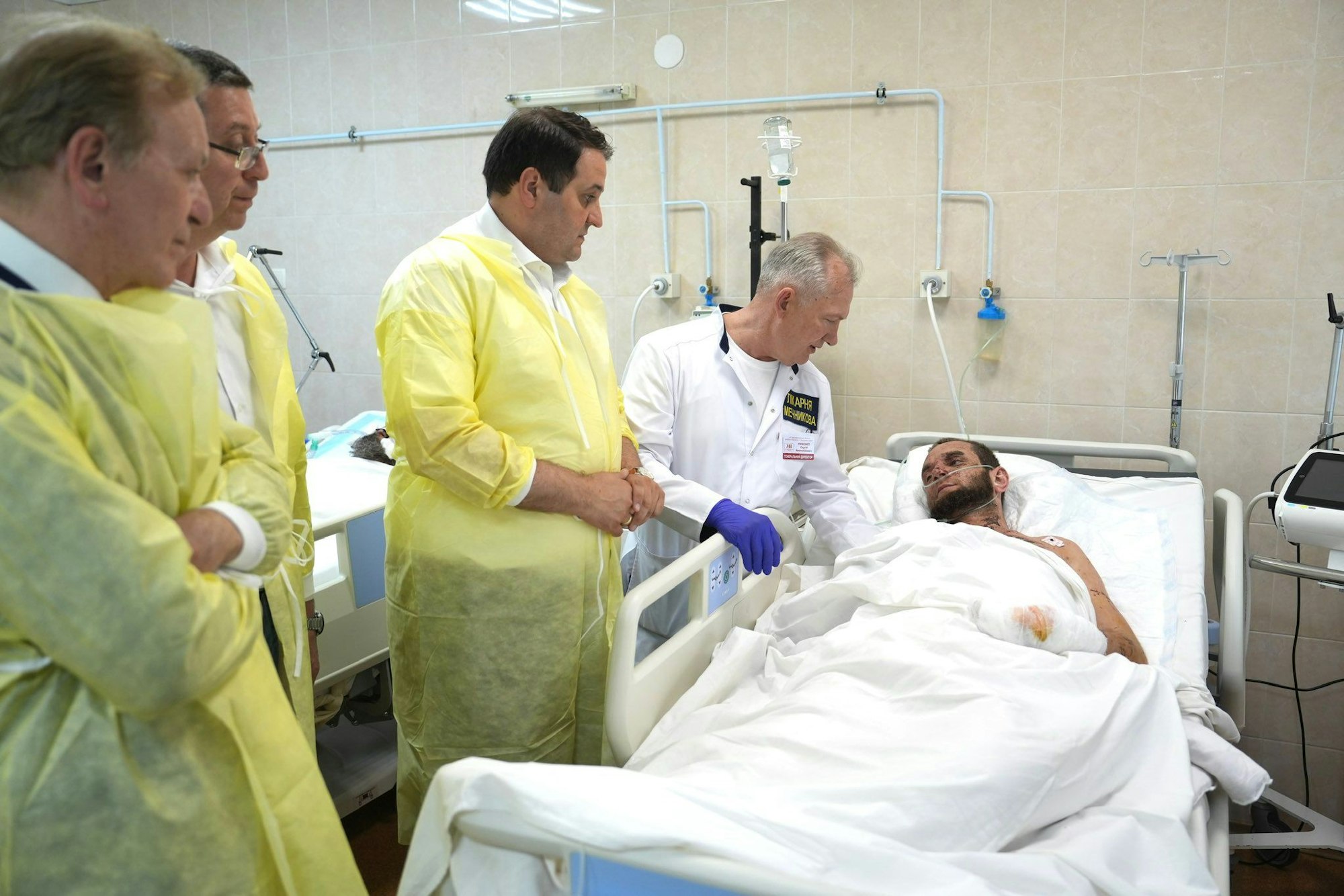 NRW-Minister Nathanael Liminski (3.v.r.) im Krankenhaus Mechnikov.